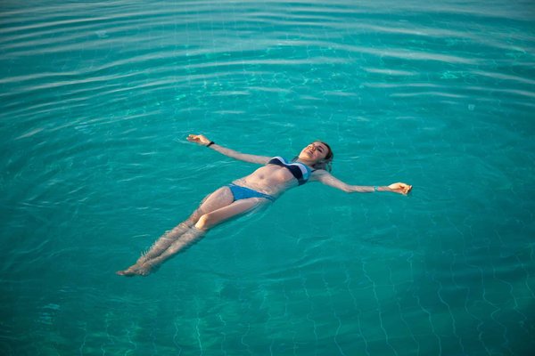 How can you ensure a holiday rental in the Scottish Lowlands provides authentic Scotch whisky experiences?